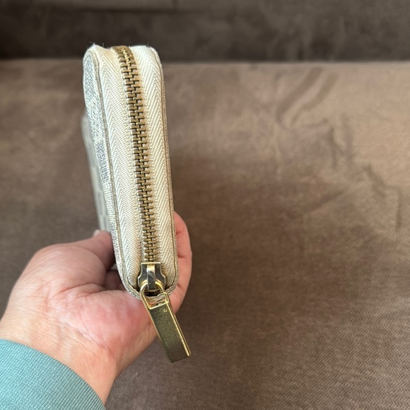 Louis Vuitton Damier Azur Wallet in Cream and Gray - Picture 5 of 14